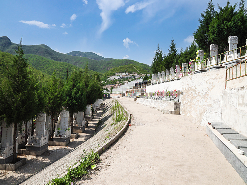 九龙山名人墓地：攀登者王富州